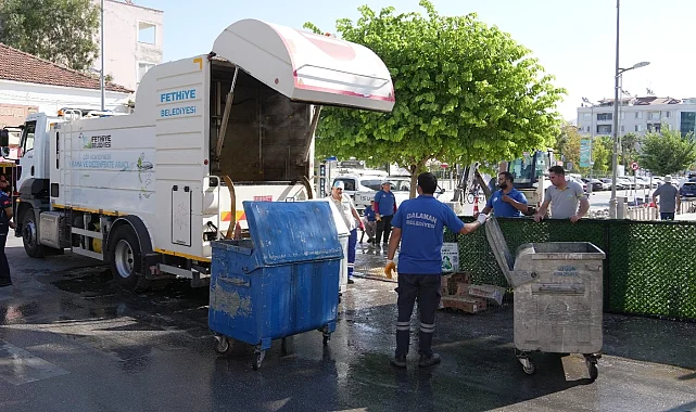 Muğla Dalaman'da çöp konteynerleri yerinde yıkandı