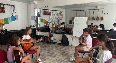Muğla Uluslararası Gençlik Merkezi'nde çocuklara yönelik ücretsiz enstrüman eğitimleri başladı