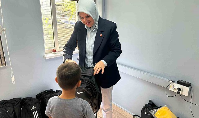 Muhtar anadan öğrencilere kırtasiye desteği