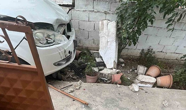 Muratlı'da otomobil bahçe duvarına çarptı