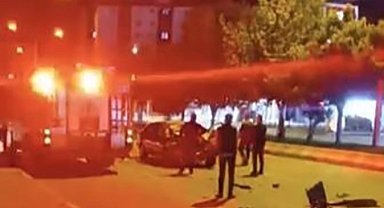 Muş-Bitlis yolunda otomobil traktöre çarptı: 1 yaralı