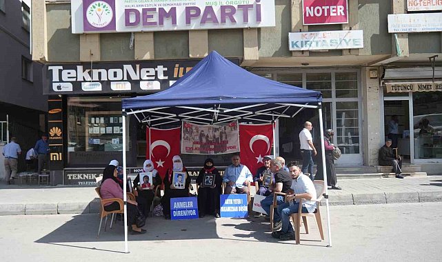Muş'ta ailelerin evlat nöbeti sürüyor