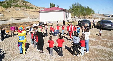 Muş'ta gönüllüler köy çocuklarına mutluluk taşıdı
