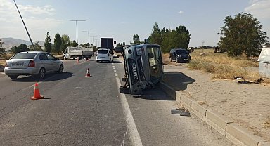 Muş'ta hafif ticari araç ile kamyonet çarpıştı: Her iki araçta maddi hasar meydana geldi