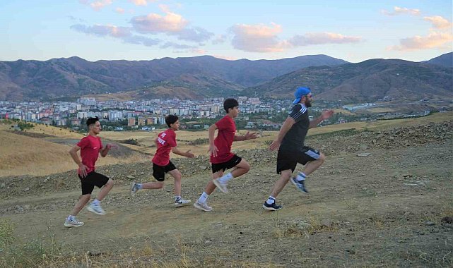 Muş'ta karate sporcuları dağ koşusuyla kondisyon artırıyor