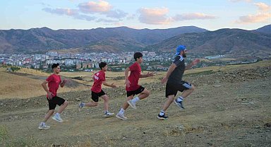 Muş'ta karate sporcuları dağ koşusuyla kondisyon artırıyor