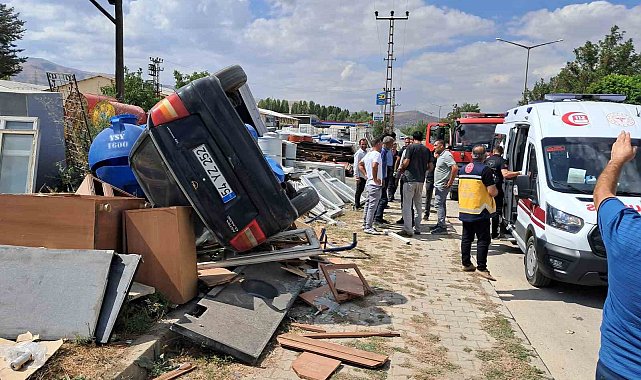 Muş'ta kontrolden çıkan otomobil hurdacıya girdi: 2 yaralı