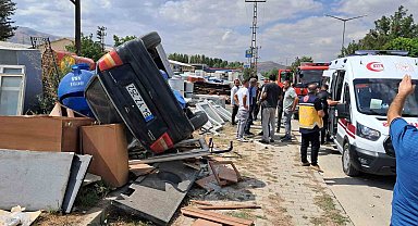 Muş'ta kontrolden çıkan otomobil hurdacıya girdi: 2 yaralı