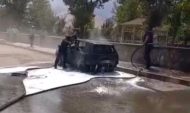 Muş'ta park halindeki otomobil alev aldı