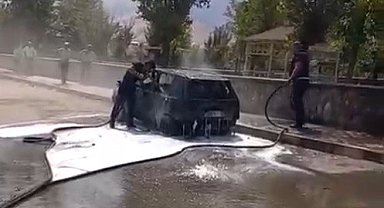 Muş'ta park halindeki otomobil alev aldı
