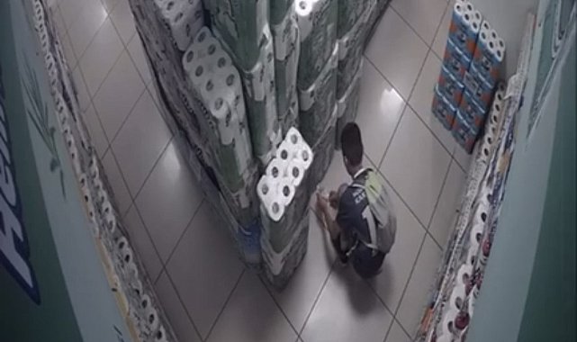 Müşteri gibi girdiği marketi kundaklayan çocuk kamerada