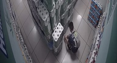 Müşteri gibi girdiği marketi kundaklayan çocuk kamerada