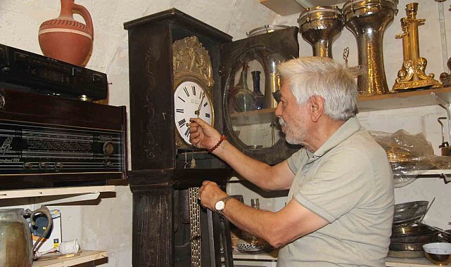 Müze gibi iş yerinde 40 yıldır biriktirdiği antikaları sergiliyor