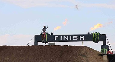MX2 Dünya Gençler Motokros Şampiyonası final 2. yarışında şampiyon Langenfelder Simon