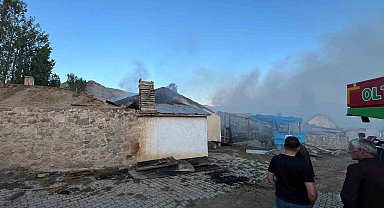 Narman'da korkutan yangın: 3 evin çatısı kül oldu