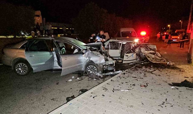 Nazilli'de çarpışan otomobiller hurdaya döndü: 8 yaralı