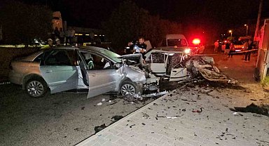 Nazilli'de çarpışan otomobiller hurdaya döndü: 8 yaralı