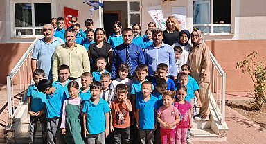 Nazilli'de öğrenciler zeytin fidanlarını toprakla buluşturdu