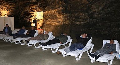 Nefes alabilmek için yerin 150 metre altında şifa arıyorlar