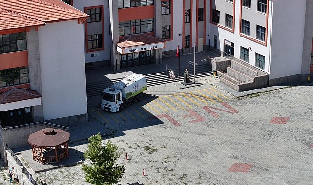 Niğde Belediyesi'nden yeni öğretim yılına özel kapsamlı okul bahçesi temizliği
