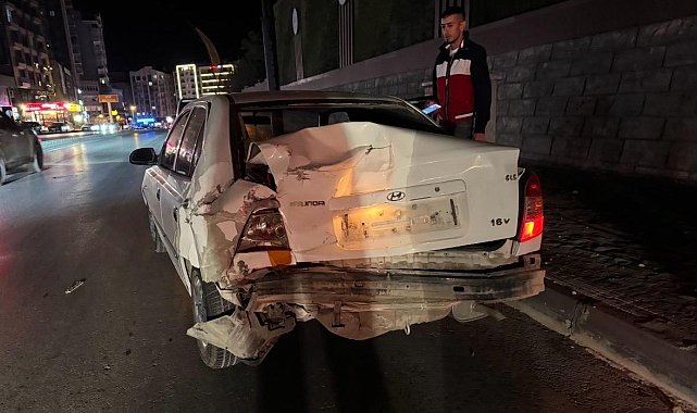 Niğde-Bor Otoyolu'nda midibüs otomobile arkadan çarptı: 1 yaralı