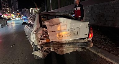 Niğde-Bor Otoyolu'nda midibüs otomobile arkadan çarptı: 1 yaralı