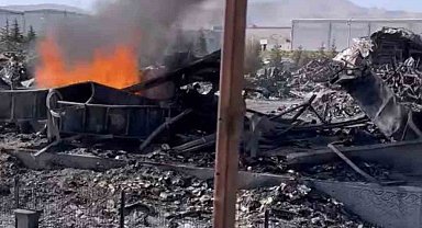 Niğde OSB'deki fabrika yangınının ardından yanıcı hammaddeler yeniden tutuşuyor