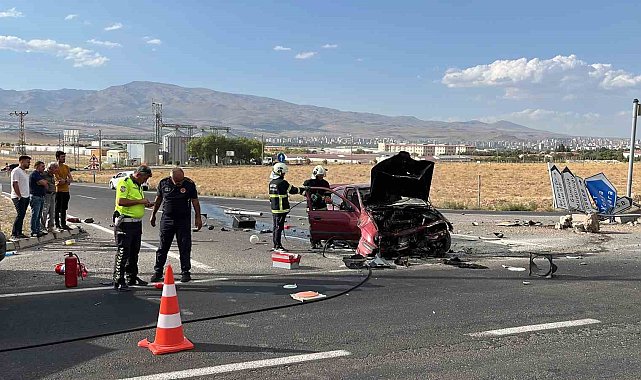 Niğde'de refüje çarpan otomobil alev aldı: 1 yaralı