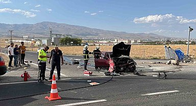 Niğde'de refüje çarpan otomobil alev aldı: 1 yaralı