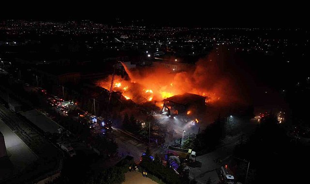 Niğde'deki fabrika yangınını söndürme çalışmaları sürüyor