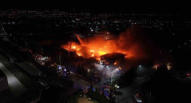 Niğde'deki fabrika yangınını söndürme çalışmaları sürüyor