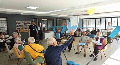 Nilüfer'de huzurevi sakinleri "Balon Voleybolu" ile eğlendi