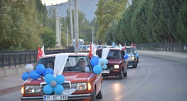 Nostaljik araçları sünnet aracı yaptılar, çocuklara şehir turu attırdılar
