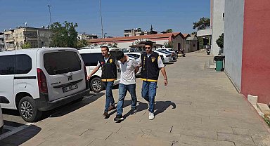O anlar kamerada: 2 iş yerini soydu, 3'üncüde suç üstü yakalandı