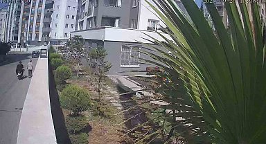 O anlar kamerada: Motosikletle kapkaç yaptılar yakalanıp tutuklandılar