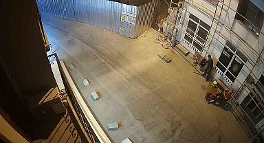 O anlar kamerada: Uyuyan bekçinin cep telefonunu çaldı