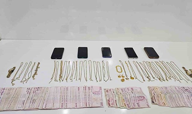 O anlar kamerda: Kuyumcuları sahte altınla dolandırdılar, yakalandılar