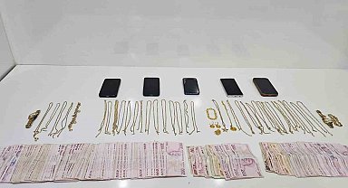 O anlar kamerda: Kuyumcuları sahte altınla dolandırdılar, yakalandılar