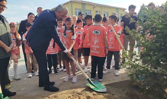 Öğrenciler fidan dikerek derse başladı