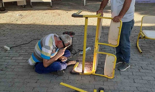 Öğrencileri için kaynak makinesinin başına geçti