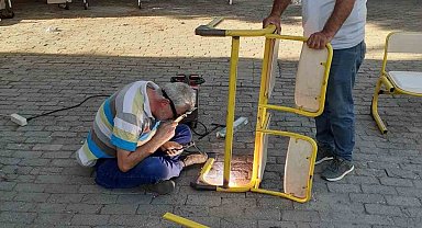 Öğrencileri için kaynak makinesinin başına geçti