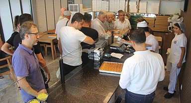 Öğrencilerin uygun fiyata ürettiği baklava için sıraya giriyorlar