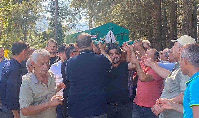 Öğretmen babanın en ağır yükü: Okul bahçesinde fenalaşan oğlunun tabutunu bir an olsun bırakmadı