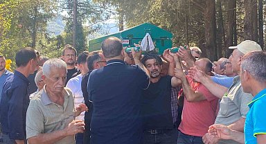 Öğretmen babanın en ağır yükü: Okul bahçesinde fenalaşan oğlunun tabutunu bir an olsun bırakmadı