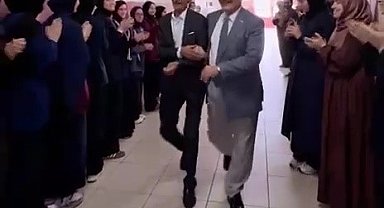 Öğretmenliğe sürpriz ile veda etti