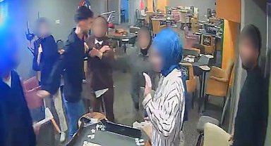 Okey masasını sallama bıçağı ile dağıttı