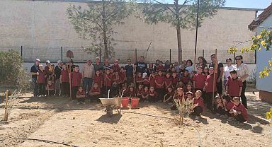 Okul bahçesinde fidan diktiler