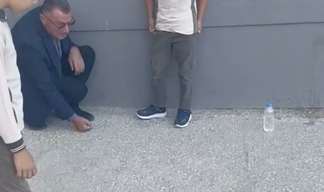 Okul müdürü, öğrencilerle bahçede misket oynadı