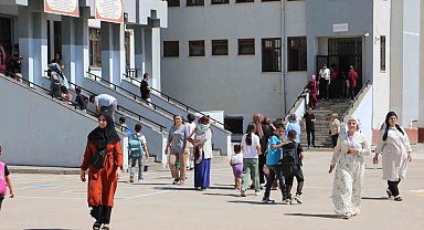 Okulun ağır hasarlı olduğu ortaya çıktı, eğitimin başlamasına 2 gün kala öğrenciler başka okula nakledildi