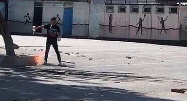 Okulun camlarını kırdılar, bahçesinde ateş yaktılar